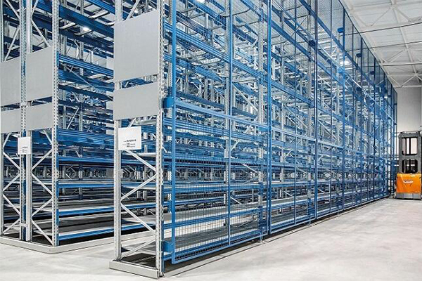 scaffali superbuild per carico con carrelli elevatori con rete anticaduta blu piemonte